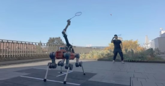 Robotas su dirbtiniu intelektu išmoko žaisti badmintoną