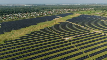 Klaipėdos regione į tinklą įjungti trys „Elektrum Lietuva“ saulės parkai, kurių bendra galia siekia beveik 180 MW