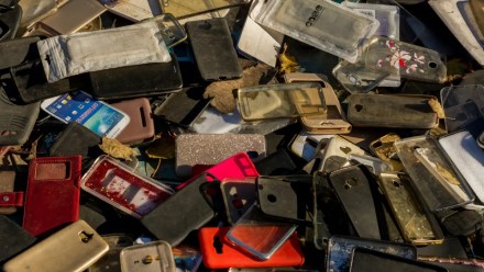 Jūsų išmanusis telefonas slepia tikrą lobį: nauja technologija paverčia elektronikos atliekas auksu