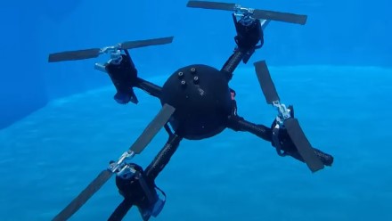 Studentų išradimas nustebino pasaulį: sukūrė droną, kuris ne tik skraido, bet ir paneria po vandeniu Studentų išradimas nustebino pasaulį: sukūrė droną, kuris ne tik skraido, bet ir paneria po vandeniu
