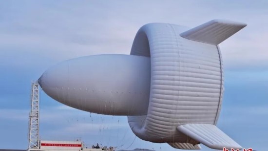 Kinai sukūrė įspūdingą skraidančią vėjo jėgainę Kinai sukūrė įspūdingą skraidančią vėjo jėgainę