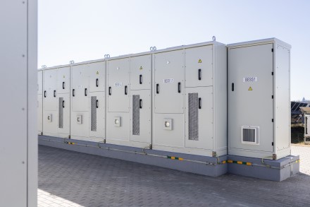 Didžiausia privati elektros energijos kaupiklių sistema Lietuvoje pirmą kartą perdavė balansavimo energiją į Lietuvos tinklą Didžiausia privati elektros energijos kaupiklių sistema Lietuvoje pirmą kartą perdavė balansavimo energiją į Lietuvos tinklą