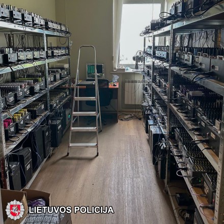 Vilniaus kriminalistų operacija – smogta SIM BOX tinklui