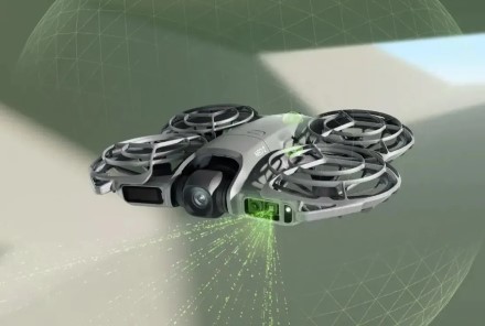 DJI pristatė „Neo 2“ – miniatiūrinį savęs filmavimo droną su valdymu gestais ir kliūčių vengimu