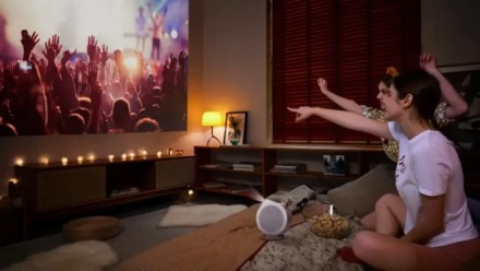 „BenQ“ pristatė „GV32“ nešiojamą vaizdo projektorių su „Google TV“ ir 18W garsiakalbių sistema „BenQ“ pristatė „GV32“ nešiojamą vaizdo projektorių su „Google TV“ ir 18W garsiakalbių sistema