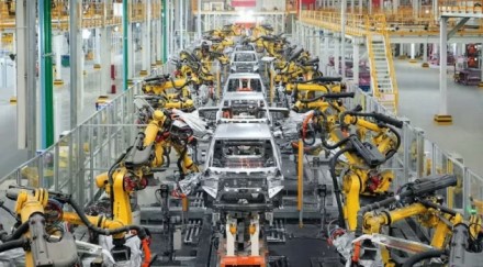 Europos automobilių pramonė ant bedugnės krašto, jau prasidėjo ir gamyklų uždarymai