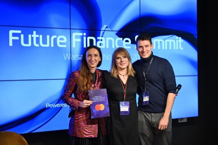 Erika Maslauskaitė su „Fintech & Innovation Challenge“ komisijos nare ir vienu iš konkurso dalyvių