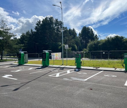 Palangoje – 5 naujos „Enefit“ elektromobilių įkrovimo stotelės