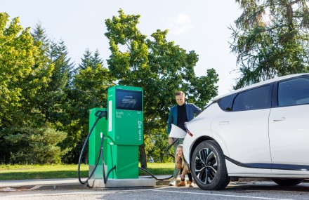 „Enefit“: elektromobilių įkrovimo stotelių skaičius Lietuvoje perkopė 300