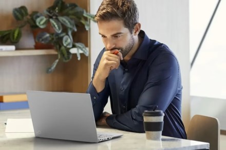 „Fujitsu“ pristatė lengviausią nešiojamą kompiuterį pasaulyje, naujasis „FMV UX-K3“ sveria tik 634 gramus