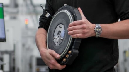 Naujausias britų išradimas stebina pasaulį: lengvesnis už kuprinę, galingesnis už „Lamborghini“