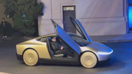 JAV milžinė „Tesla“ ir vėl stato viską ant automobilių be vairuotojų