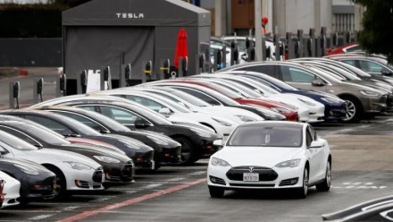 „Tesla“ elektrinių automobilių pardavimai atsigauna, tačiau bendrovės pelnas ir toliau mažėja
