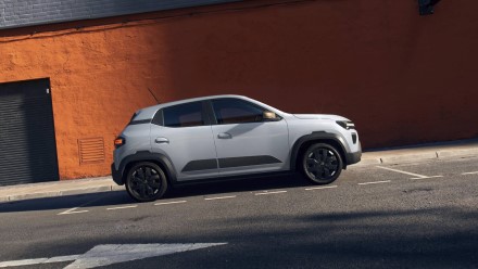 Vienas įperkamiausių elektromobilių „Dacia Spring“ sulaukė patobulinimų ir žemesnių kainų Vienas įperkamiausių elektromobilių „Dacia Spring“ sulaukė patobulinimų ir žemesnių kainų