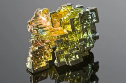 Suspaustas bismutas elgiasi lyg iš kitos dimensijos: rado būdą, kaip iš medžiagos išspausti metalą Suspaustas bismutas elgiasi lyg iš kitos dimensijos: rado būdą, kaip iš medžiagos išspausti metalą