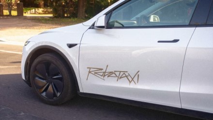 „Tesla Robotaxi“ skaičiai kelia klausimų: be vairuotojo dar nesaugu, o avarijos užklumpa ir su juo