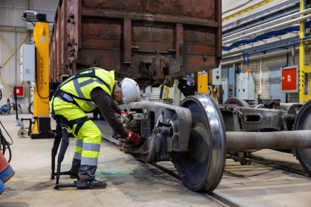 LTG grupėje – inovatyvūs sprendimai darbuotojų saugai: vilkės specialius egzoskeletus