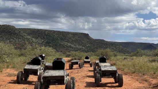 Tankai tampa bejėgiai: JAV kariuomenė testuoja spiečių robotų atakas prieš šarvuotą techniką Tankai tampa bejėgiai: JAV kariuomenė testuoja spiečių robotų atakas prieš šarvuotą techniką