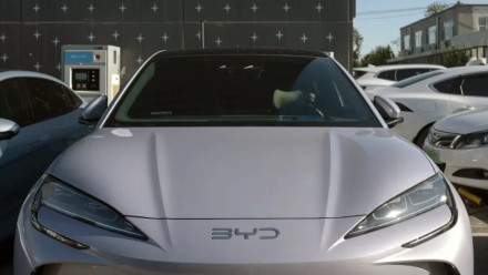 Įtampa elektromobilių rinkoje auga: „Tesla“ ir toliau praranda savo pozicijas, BYD įsitaisė viršuje