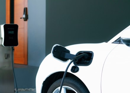 Lietuvoje jau yra beveik 43 600 lengvųjų elektromobilių Lietuvoje jau yra beveik 43 600 lengvųjų elektromobilių