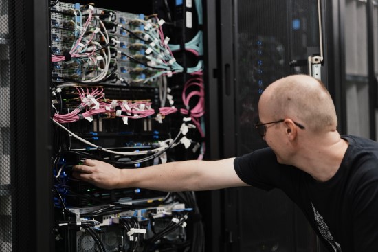 Eduardas Kutka ir VU superkompiuteris. Justino Auškelio nuotr. Eduardas Kutka ir VU superkompiuteris. Justino Auškelio nuotr.