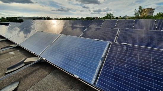 Saules baterijos padengtos KTU mokslininkų sukurta danga ant KTU Elektros ir elektronikos fakulteto stogo. KTU nuotr.