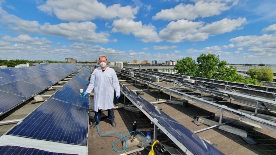 S. Račkauskas ir saulės baterijos ant KTU EEF stogo. KTU nuotr.