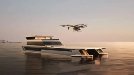 Prasideda skraidančių taksi revoliucija: sukūrė mobilų vertiportą, plaukiantį vandens paviršiumi