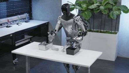 Joks žmogus tiek nesuspėtų: humanoidas su 6 rankomis ir ratais gamyklose keičia žmones