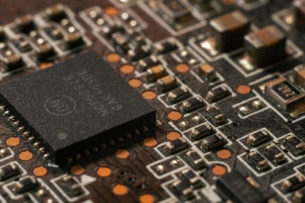 Automobilių pramonę vėl parklupdė lustų badas: trys milžiniškos Kinijos gamyklos stabdo darbą