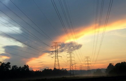 Fiksuotos elektros kainos planų tarifus didino vienas nepriklausomas tiekėjas