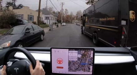 „Tesla“ savininkams smogia nemaloni staigmena: viena funkcija tampa mokama „Tesla“ savininkams smogia nemaloni staigmena: viena funkcija tampa mokama