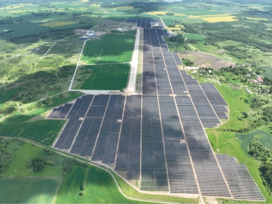 „Green Genius“ Latvijoje įjungė didžiausią Baltijos šalyse saulės parką