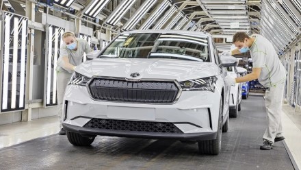 Istorinis „Škoda“ pardavimų šuolis: elektromobiliai iškėlė bendrovės automobilius į trejetuką