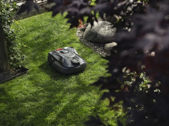 „Husqvarna“ pristatė robotus vejapjoves su dirbtinio intelekto technologija