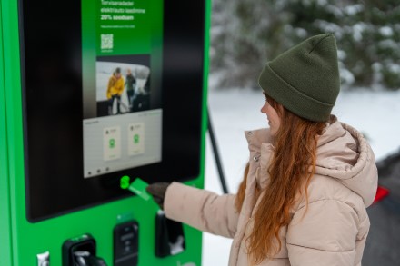 Klaipėdoje įrengtos 6 „Enefit“ elektromobilių įkrovimo stotelės