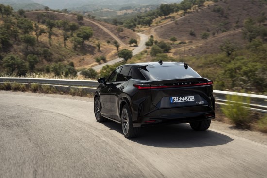 Į Lietuvą atkeliavęs naujasis „Lexus“ elektromobilis – pirmasis su visiškai elektronine vairavimo sistema