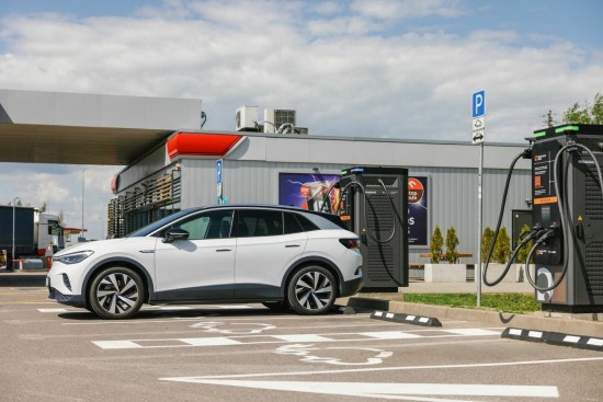 Elektromobilių įkrovimo tinklo operatorių investicijos formuoja ateities degalinių viziją