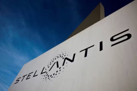 Elektromobilių ambicijos susidūrė su realybe, „Stellantis“ pripažįsta brangią strateginę klaidą