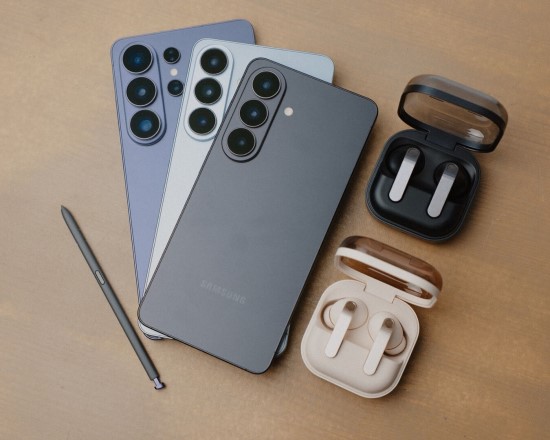 Naujosios „Galaxy Buds4“ ausinės jau netrukus pasieks Lietuvą: išsiskirs dirbtiniu intelektu ir komfortu