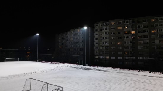 Stadionas šviečia, bet daugiabučio gyventojams langų nebereikia dangstyti storomis užuolaidomis. „Ledvance“ nuotr.