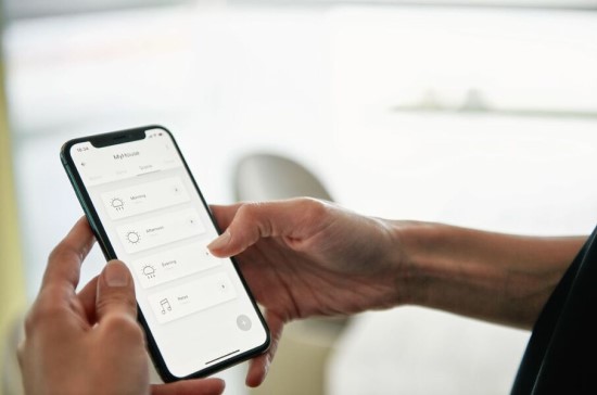 Kai šviesa paklūsta ritmui: išmanūs langų uždengimai šiuolaikiniams namams