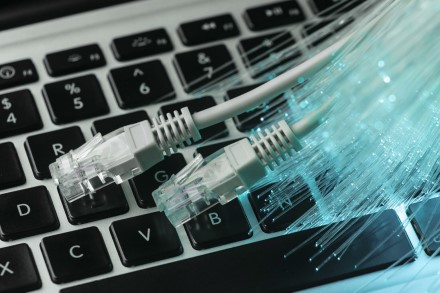 RRT mažina reguliavimą dalyje šviesolaidinio interneto rinkos: konkurencija pakankama jau 24 savivaldybėse
