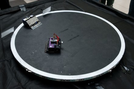 KU robotų kovose susikovė daugiau nei 100 robotų