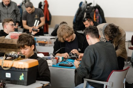 KU robotų kovose susikovė daugiau nei 100 robotų