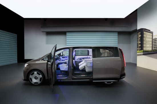 Debiutuoja naujasis elektrinis „Mercedes-Benz VLE“ – limuzino komfortas ir išskirtinis erdvumas viename modelyje