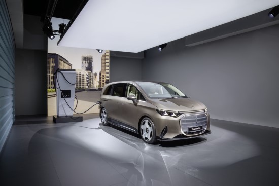 Debiutuoja naujasis elektrinis „Mercedes-Benz VLE“ – limuzino komfortas ir išskirtinis erdvumas viename modelyje