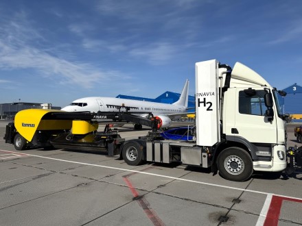 Kauno oro uoste išbandytas vandeniliu varomas sunkvežimis