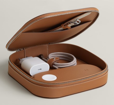 „Hermès“ pristatė įkroviklį „Apple“ įrenginiams už 5150 $