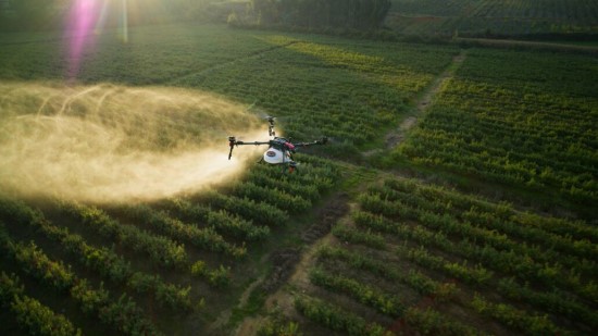 Valdomi žemės ūkio dronai